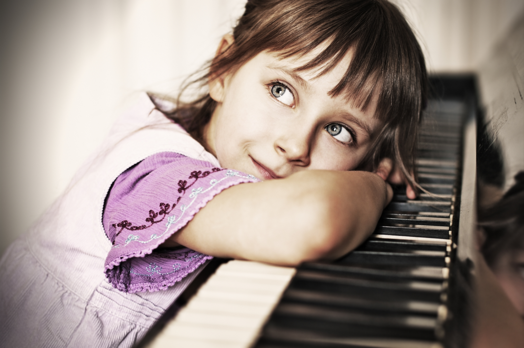 Послушать песню играть. Фортепиано для детей. Пианино для детей. Детская фотосессия с пианино. Девочка в музыкальной школе.